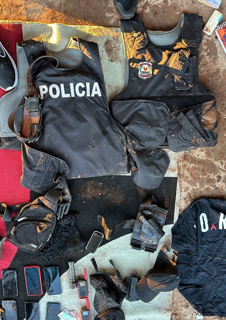 Agentes policiales incautaron chalecos con inscripción de la Policía en un allanamiento que se llevó a cabo en busca de asaltabancos en Alto Paraná. Se registraron dos abatidos.