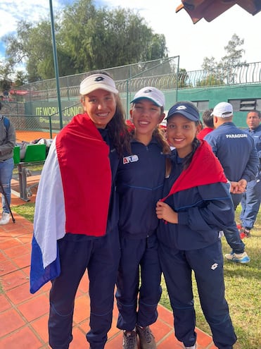 De izquierda a derecha Zoe Doldán, Valeria Santander y Antonella Acosta, campeonas sudamericanas en Bolivia.