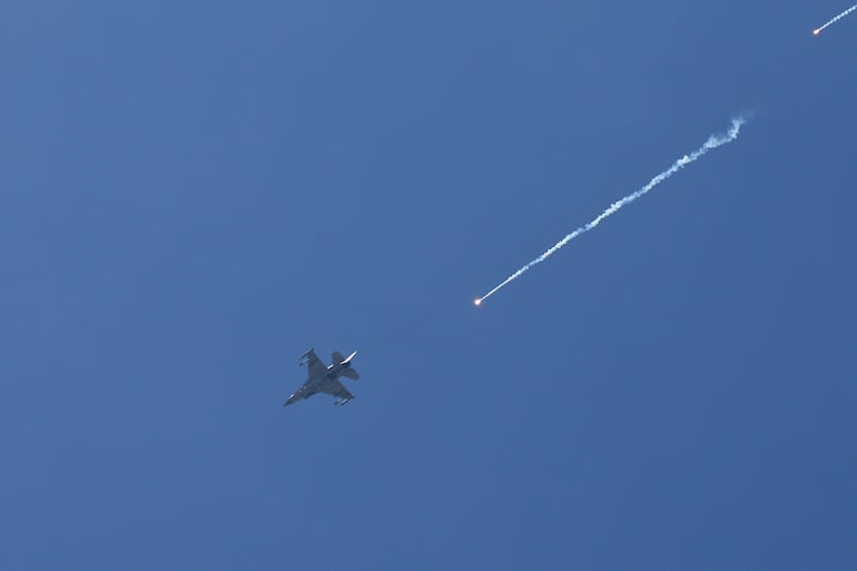 Un avión israelí de combate sobre la Franja de Gaza, este domingo.