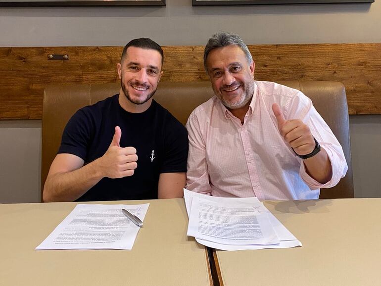 El uruguayo Marcelo Palau (i) en la firma de contrato y presentación como nuevo entrenador de Tacuary.