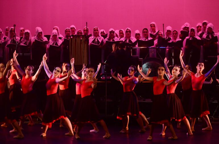 Una escena de "Carmina Burana", que realizó dos funciones los días sábado y domingo en el Teatro Municipal.