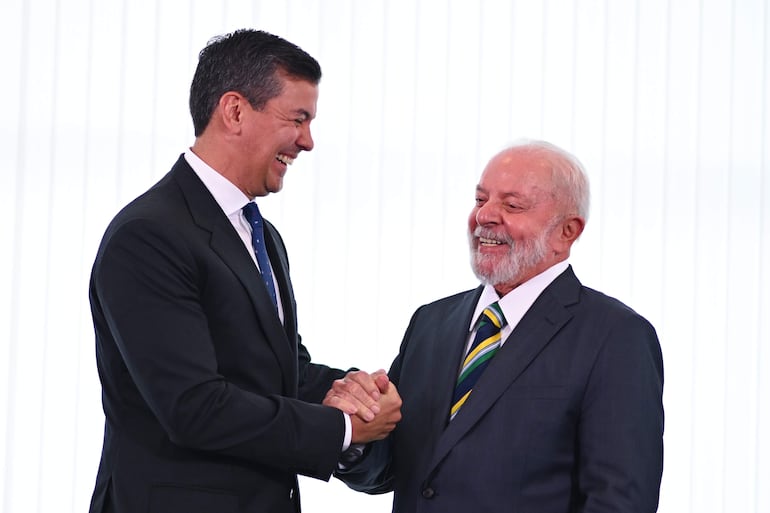 BRA50. BRASILIA (BRASIL), 15/01/2024.- El presidente de Brasil, Luiz Inácio Lula da Silva (d), recibe a su homólogo de Paraguay, Santiago Peña (d), hoy, en el Palacio del Itamaraty, en Brasilia (Brasil). Lula da Silva recibe este lunes a Santiago Peña en una reunión en la que conversarán sobre la revisión del tratado de Itaipú entre ambos países y sobre el Mercosur. EFE/ Andre Borges
