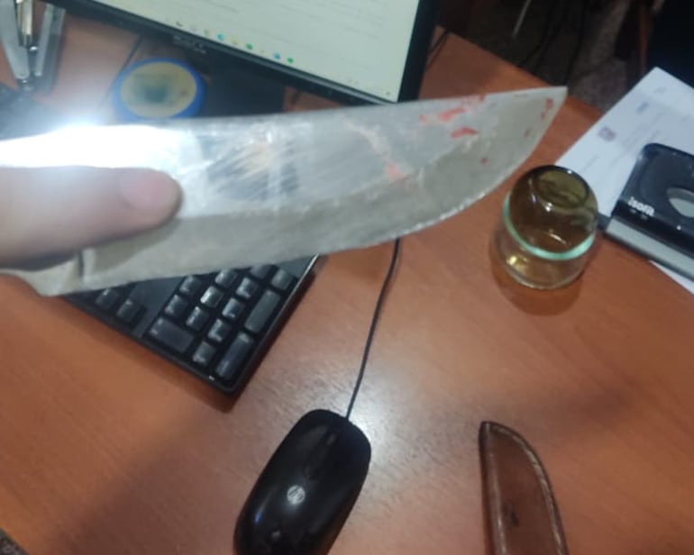 Con este cuchillo el hombre habría estado causando heridas al perro.