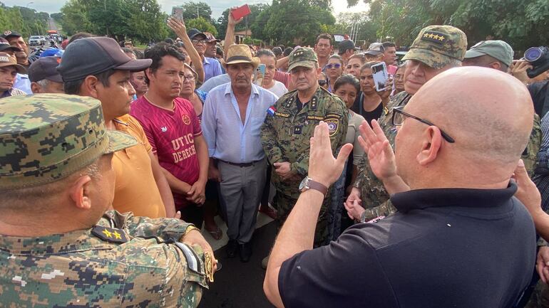 Momento de la conversación que se realizó en la tarde de este jueves en plena ruta PY05, en la ciudad de Arroyito.