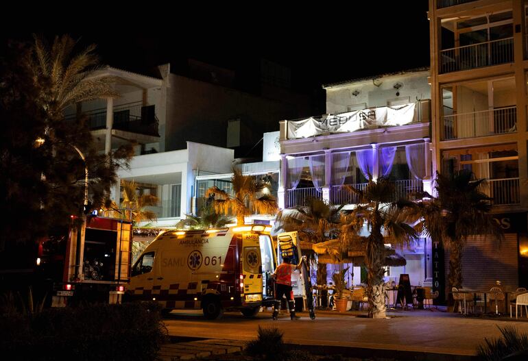 Se ven vehículos de ambulancia y bomberos después del colapso de un edificio de dos pisos, matando a dos e hiriendo a unas 12 personas en Playa de Palma, al sur de la capital de la isla mediterránea española, Palma de Mallorca.