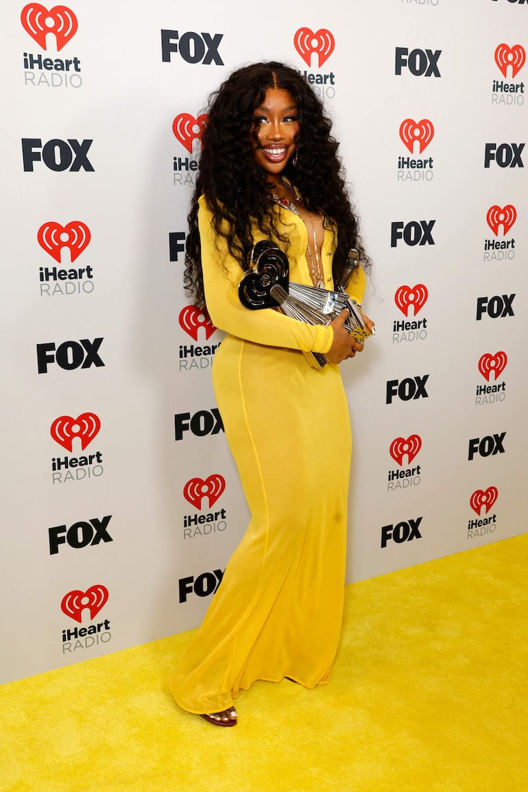 SZA ganó el Premio Canción del Año en los iHeartRadio Music Awards. Ella pasó por la alfombra con un icónico vestido de color amarillo.(Frazer Harrison/Getty Images/AFP)
