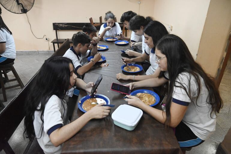 El Gobierno responde a críticas sobre el proyecto “Hambre Cero” y asegura que no elimina la merienda escolar.