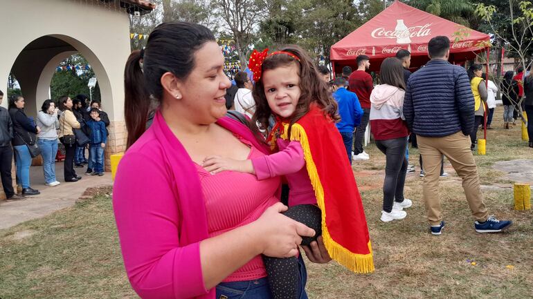 Muchos niños estuvieron ataviados con el manto que identifica al protector espiritual, San Pedro Apóstol.