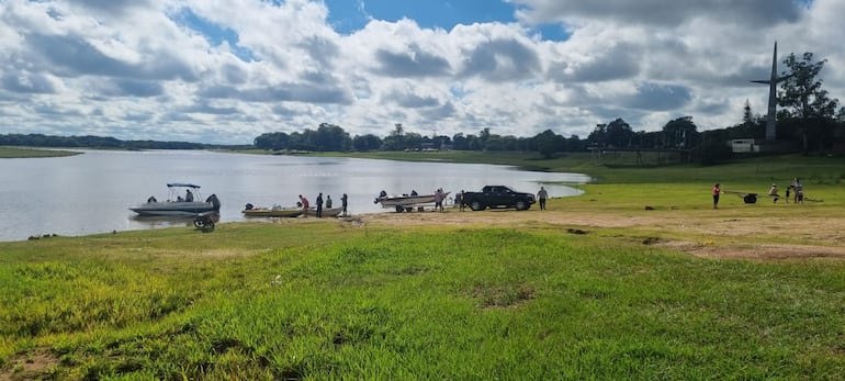 Turistas ingresando con sus embarcaciones a las aguas de río Tebicuary, para una jornada de pesca.