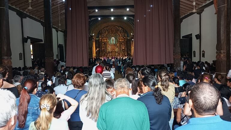 El templo estuvo repleto de personas que fueron a despedir al padre más querido de Capiatá.