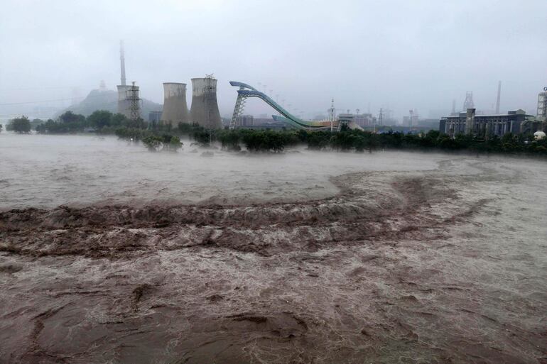 El río Yongding, desbordado por las fuertes lluvias, en Pekín.