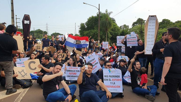 Hasta el momento no hubo diálogo entre autoridades de la Itaipú y los manifestantes. 