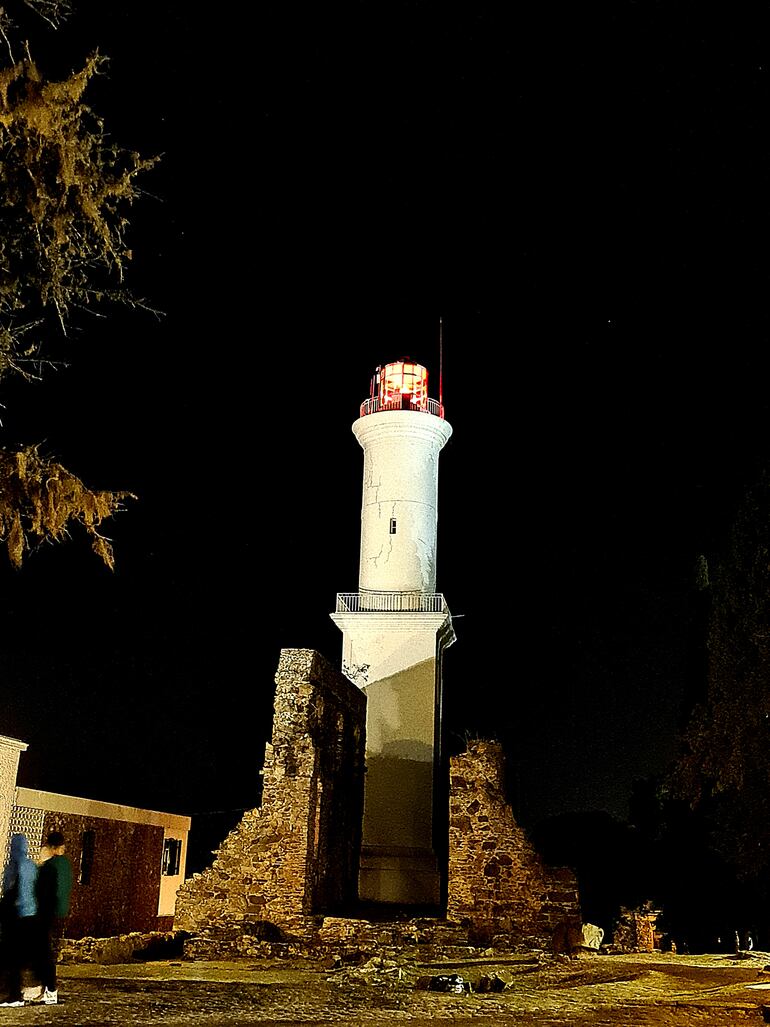 Vista nocturna del faro de Colonia del Sacramento.