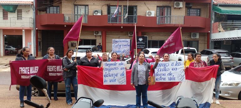 Las mujeres se manifestaron frente a la Fiscalía de Coronel Oviedo para repudiar violencia hacia las mismas.