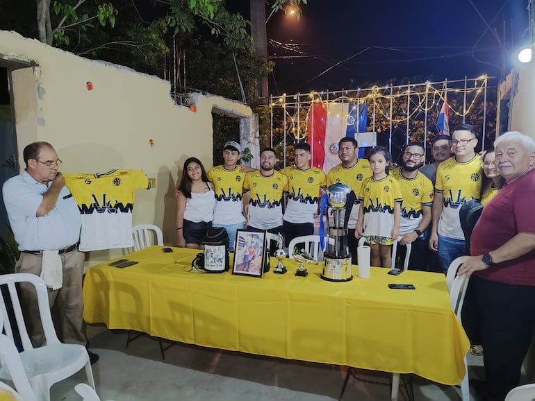 El Aston Birra, el equipo de futbol del cual formó parte el joven Rolo Núñez Scolari, lo homenajeó entregando una copa ganada a la familia.