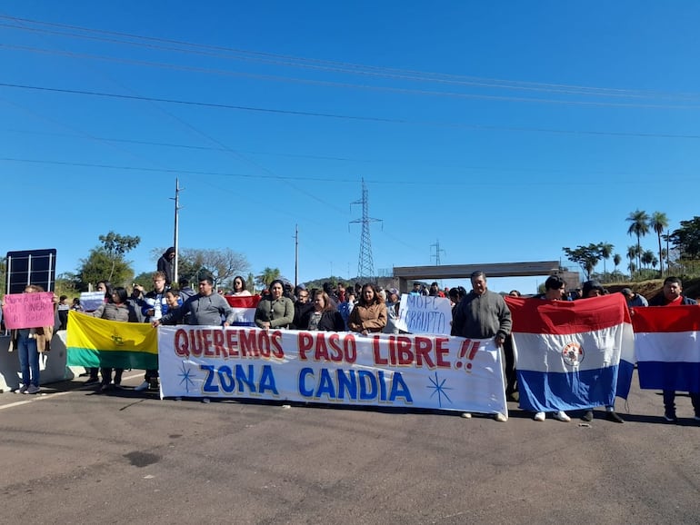 Pobladores de Caacupé y Atyrá cerraron ruta para exigir accesos.