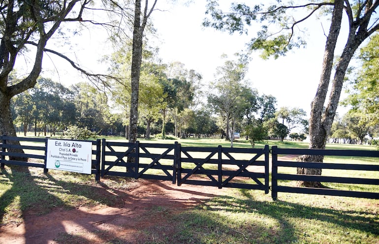 Entrada a la estancia Isla Alta en Ybycuí, una de las más de 150 propiedades que Darío Messer adquirió en Paraguay a través de sus empresas y socios comerciales.