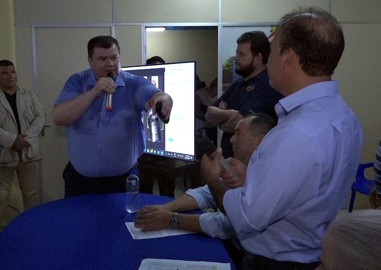 El senador liberocartista Dionisio Amarilla apuntando al titular del Partido Liberal, Hugo Fleitas.