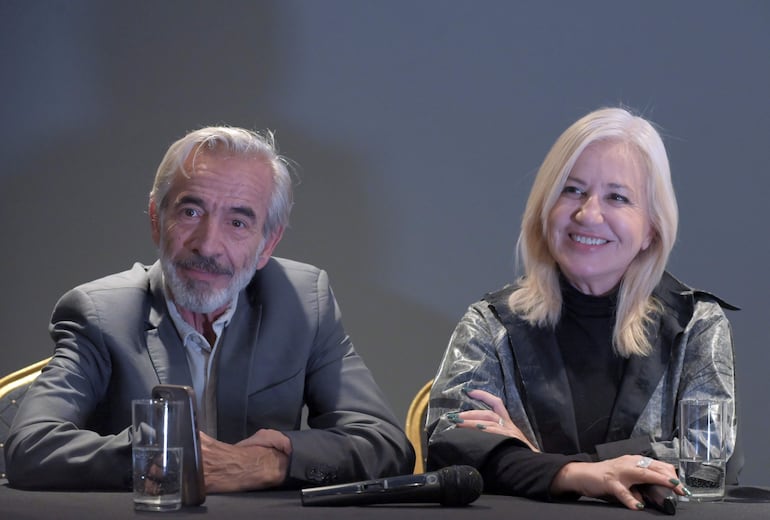 Imanol Arias y Mercedes Morán brindaron detalles de "Mejor no decirlo", en una conferencia de prensa.