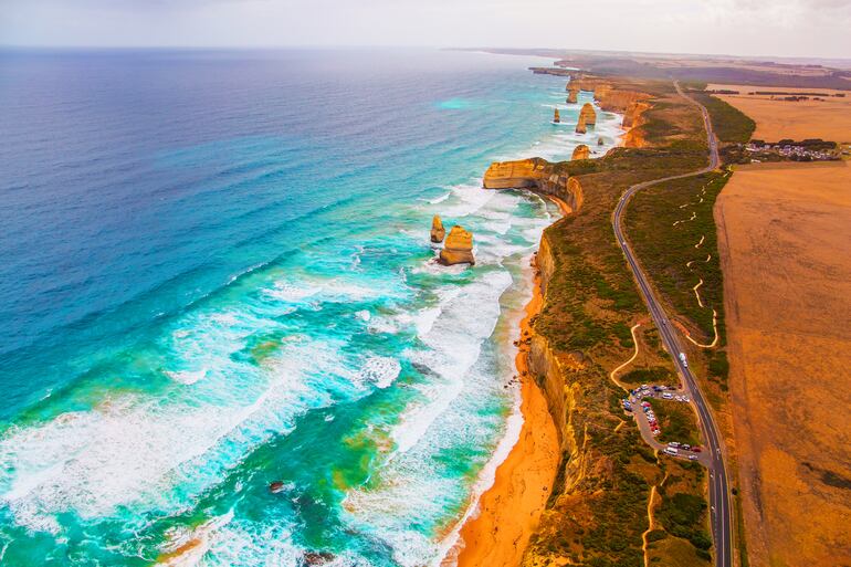 Los Doce Apóstoles son un grupo de rocas de piedra caliza en el Océano Pacífico cerca de la costa. Australia. Vista aérea. Gran Ruta del Océano.