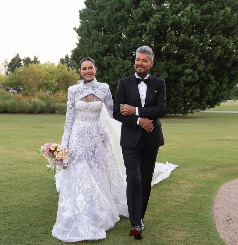 La bella novia Candelaria llegando a la boda de brazos de su padre Marcelo Tinelli  (Instagram/Marcelo Tinelli)