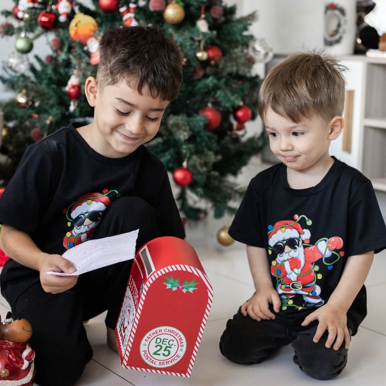 Los hermanitos Ignacio y Gastón ya enviaron sus cartitas a Papá Noel. (Instagram/Denise Hutter)