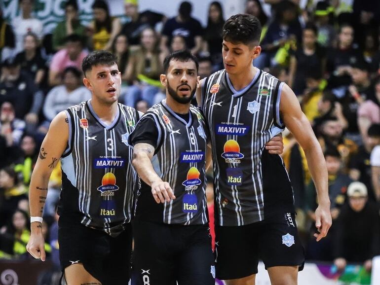 Los jugadores del Deportivo San José festejan el triunfo sobre Colonias Gold en el tercer duelo de la final del torneo Apertura 2023 de la Liga Nacional de Básquetbol en el estadio Ka'a Poty, en la ciudad de Obligado.