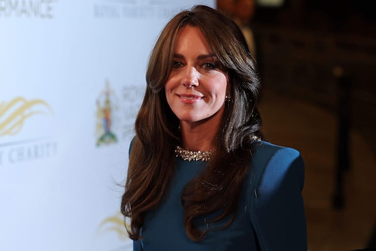 La princesa de Gales acudió al Royal Albert Hall de Londres con un vestido azul de la marca Safiyaa. (Daniel LEAL/AFP)