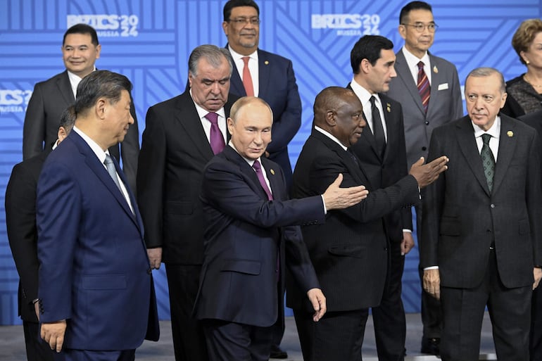 El presidente de Rusia, Vladimir Putin (C), junto a los líderes de otras potencias y países emergentes en Kazán. Asistieron entre otros: Xi Jinping (China, izq.), Cyril Ramaphosa (Sudáfrica), Recep Tayyip Erdogan (Turquía, der.)