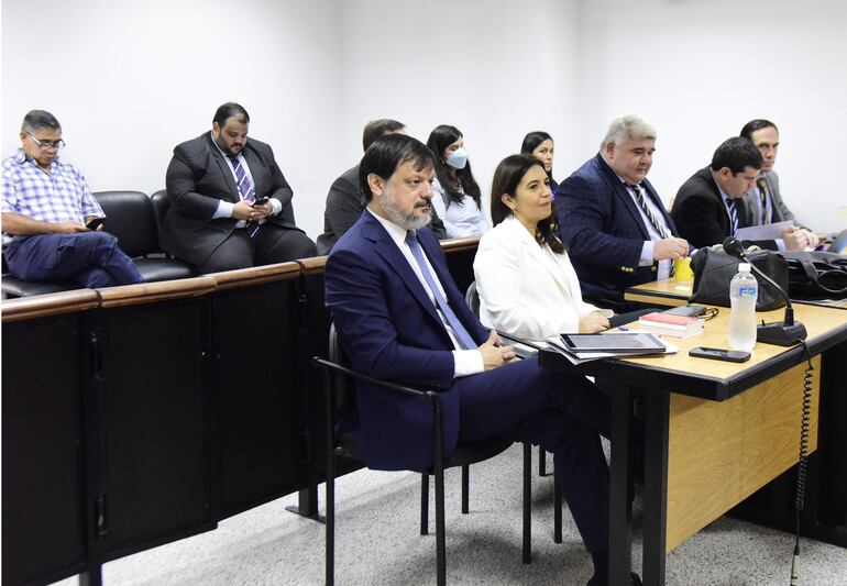 Nidia Godoy (de blanco) y Patricia Ferreira Pascottini (atrás con tapabocas), junto a sus defensores, durante la presentación de los incidentes.