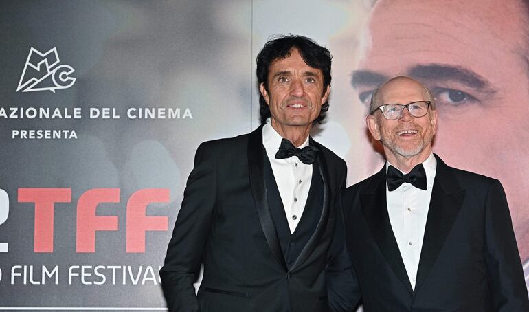 El director estadounidense Ron Howard posa con el director del TFF Giulio Base en la alfombra roja de la inauguración del 42º Festival de Cine de Turín (TFF) en el Teatro Regio de Turín, Italia.
(EFE/EPA/ALESSANDRO DI MARCO)
