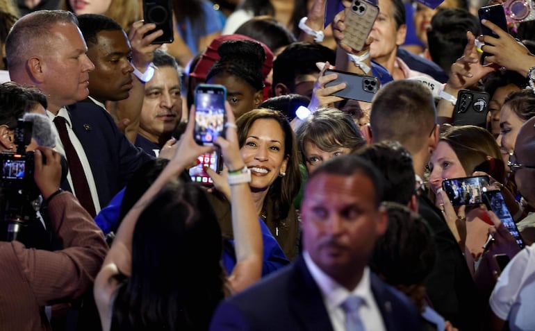 La aspirante demócrata a la Casa Blanca, Kamala Harris (C) junto a sus seguidores. 