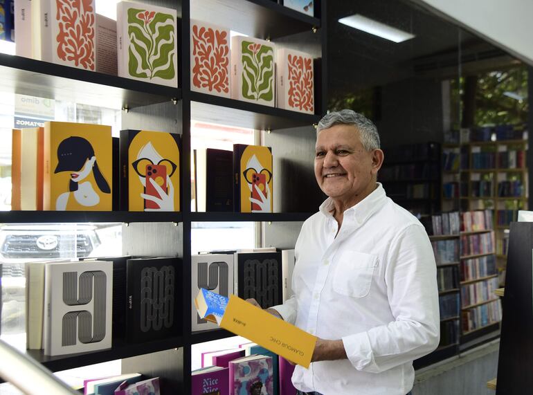 Pablo León Burián, fundador de El Lector, exhibe las portadas presentadas en el marco de la iniciativa "DecoBook".