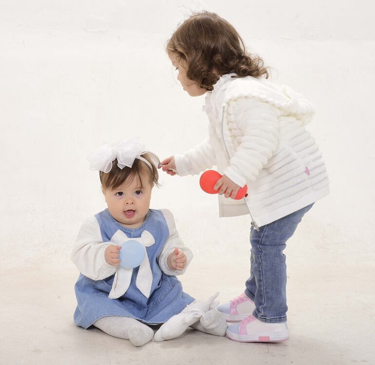 Izibelle y Sienna jugando juntas.