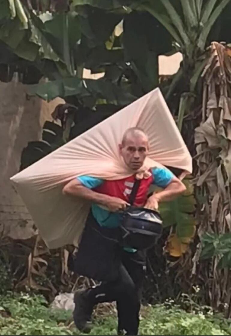 Captura de video donde se observa al sospechoso llevándose el televisor.