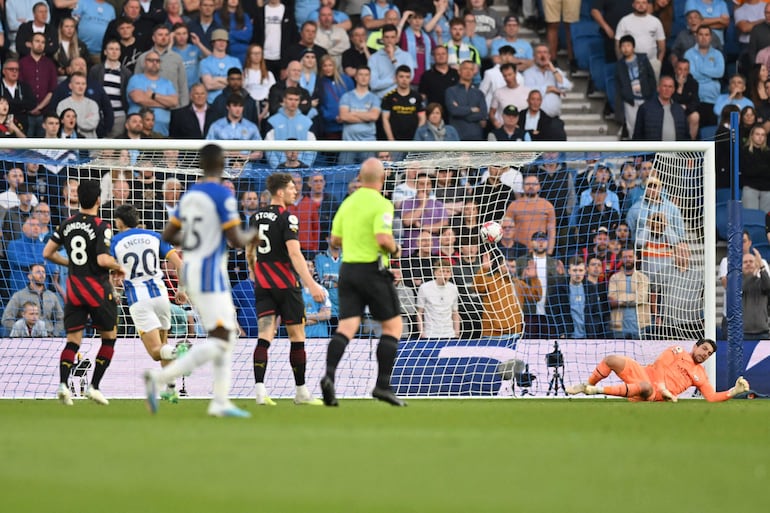 El paraguayo Julio Enciso (20), jugador del Brighton, festeja el golazo que anotó contra el Manchester City por la penúltima fecha de la Premier League 2022-2023.