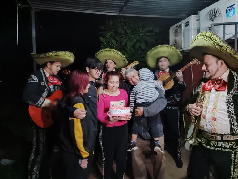 Doña Lilian recibió su torta y su serenata en el Día de la Madre.