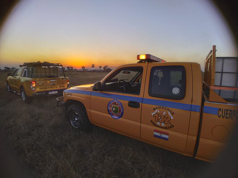 Bomberos forestales combaten el fuego de más de 2300 metros de línea en Itá Nueva Italia.