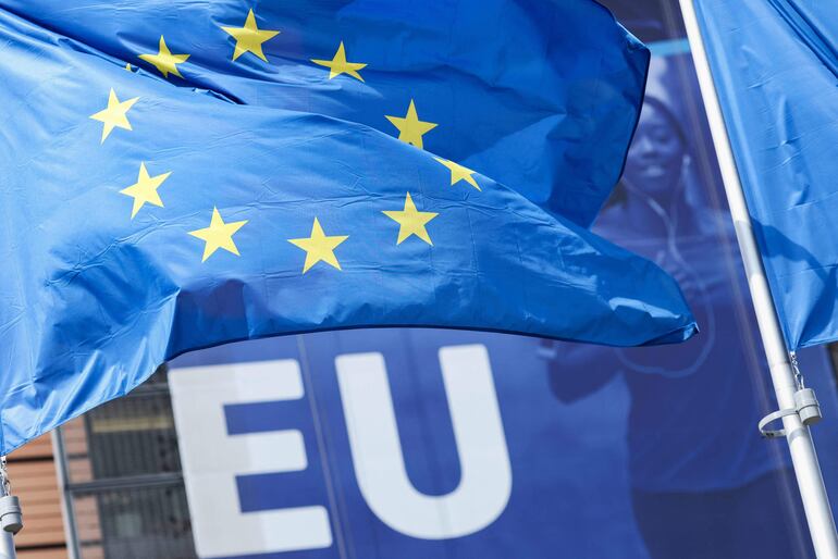 Una fotografía tomada el 5 de mayo de 2021 muestra una bandera de la Unión Europea ondeando fuera de la sede de la Comisión Europea en Bruselas.