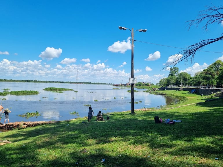 Playa de Villa Hayes sobre el río Paraguay, en el departamento de Presidente Hayes.