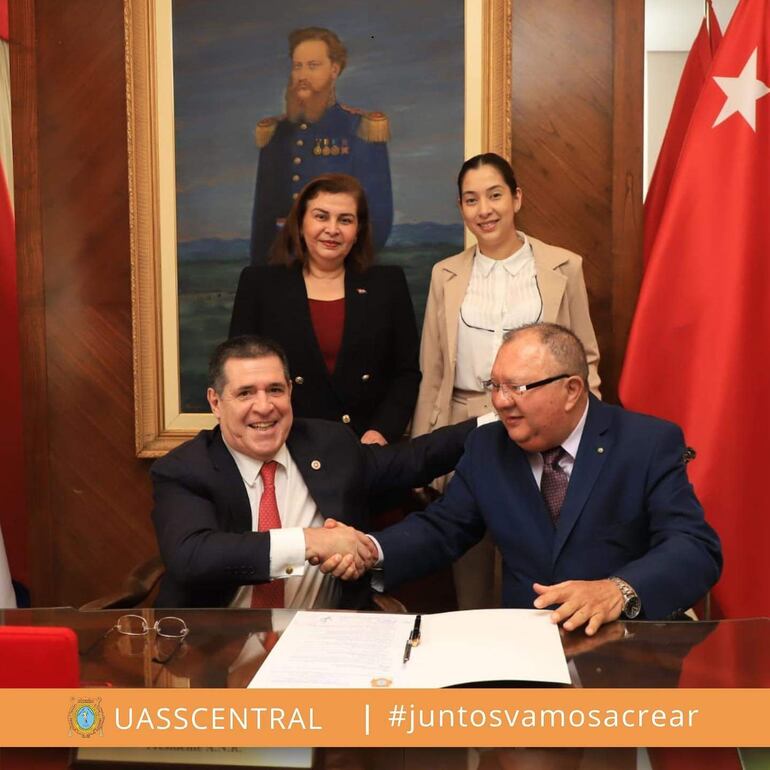 Horacio Cartes, titular de la ANR, y el rector de la Universidad, Fulgencio Samudio (d).