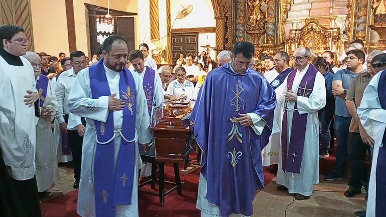 Los sacerdotes tomaron el ataúd del padre José María Velasco para llevarlo a su última morada.