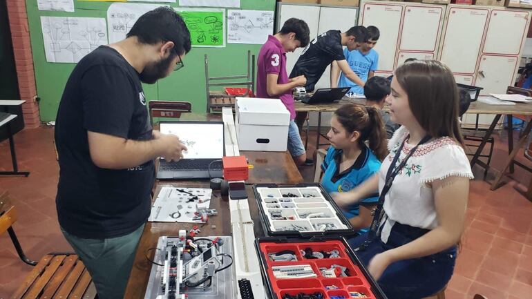 Los maestros forman a los estudiantes en las capacidades actualmente denominadas STEAM (Science, Technology, Engineering and Mathematics) o en español, Ciencia, Tecnología, Ingeniería y Matemáticas, un enfoque pedagógico que apunta a resolución de problemas.