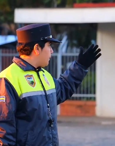 Efectivos de la Policía Municipal de Tránsito están en la zona para ordenar el paso de los vehículos.