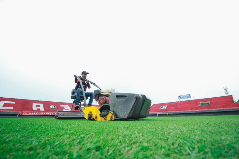 El estadio Antonio Aranda Encina espera por el debut de Paraguay en las Eliminatorias Sudamericanas al Mundial 2026.