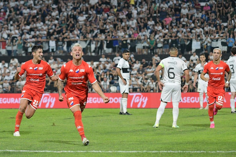 Facundo Velazco (c), futbolista de Nacional, celebra un gol en el partido contra Olimpia por el torneo Clausura 2023 del fútbol paraguayo en el estadio Manuel Ferreira, en Asunción.