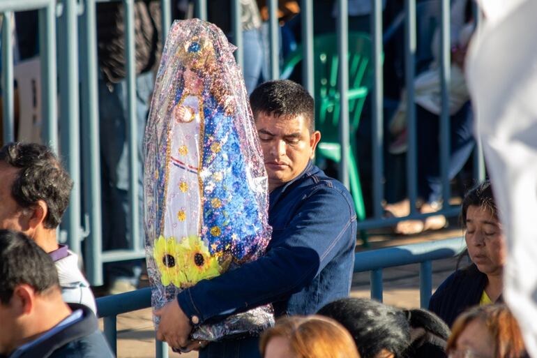 Importante concurrencia de feligreses en la Basílica de Caacupé.