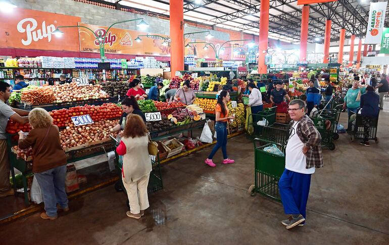 Clientes de distintos puntos del país llegan a diario al Abasto Norte.