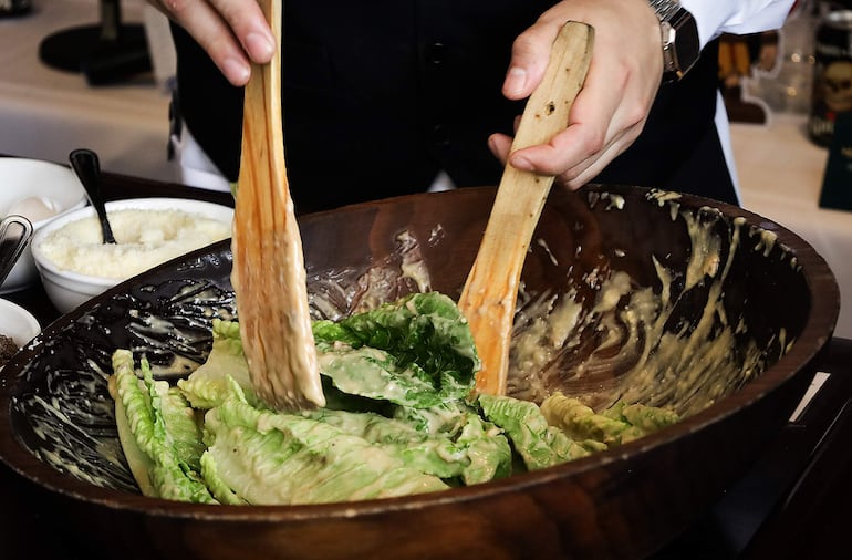 Un cocinero prepara una ensalada César, que cumple este año un siglo de haberse creado en Tijuana, la mayor ciudad de la frontera norte de México, donde los cocineros actuales luchan para proteger la receta y reivindicar el origen mexicano del platillo con fama mundial.