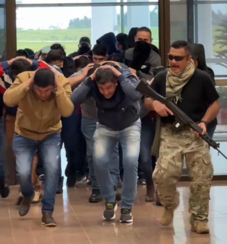 El simulacro de toma de rehenes se realizó en plena estación aeroportuaria.